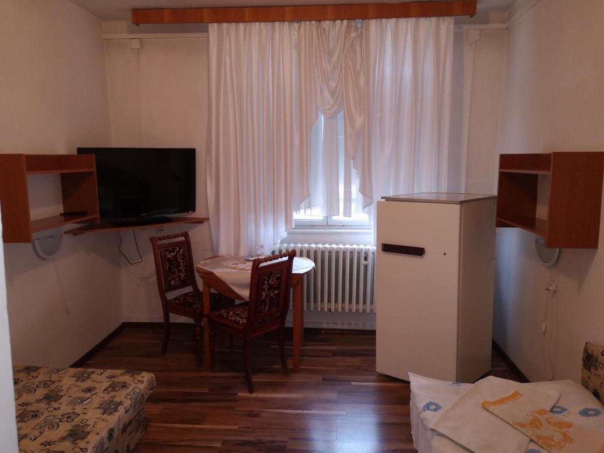 Biela Labut Hotel Михаловце Екстериор снимка