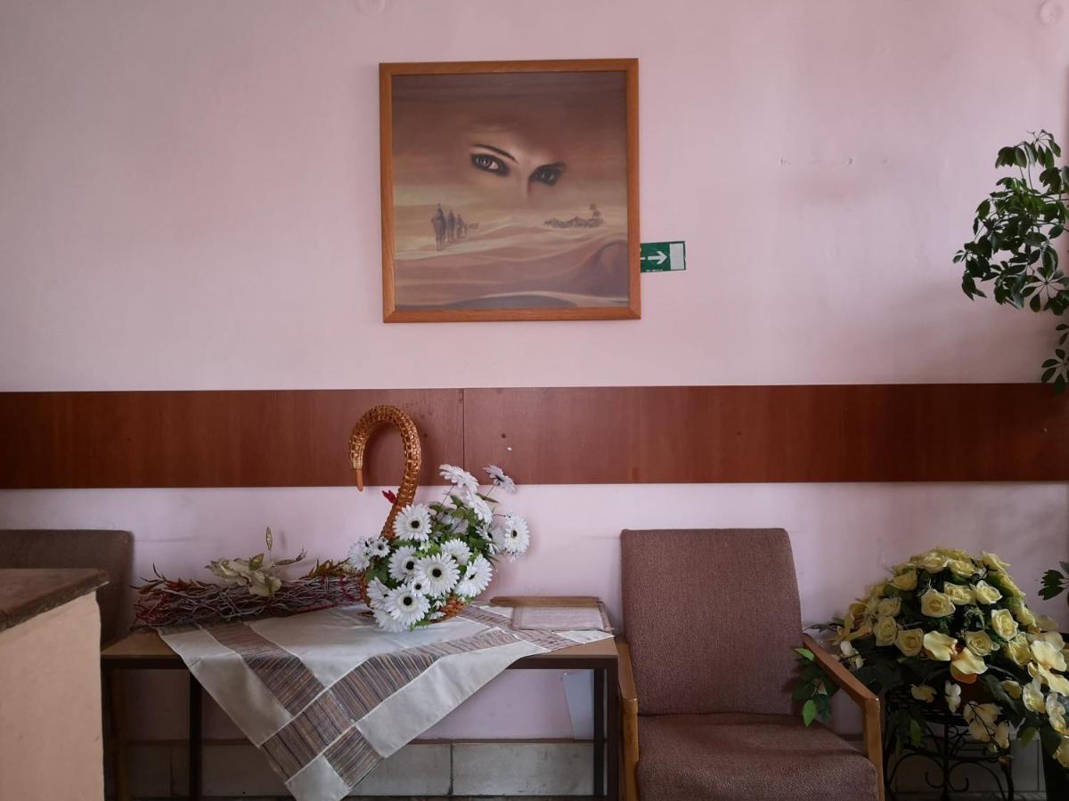 Biela Labut Hotel Михаловце Екстериор снимка