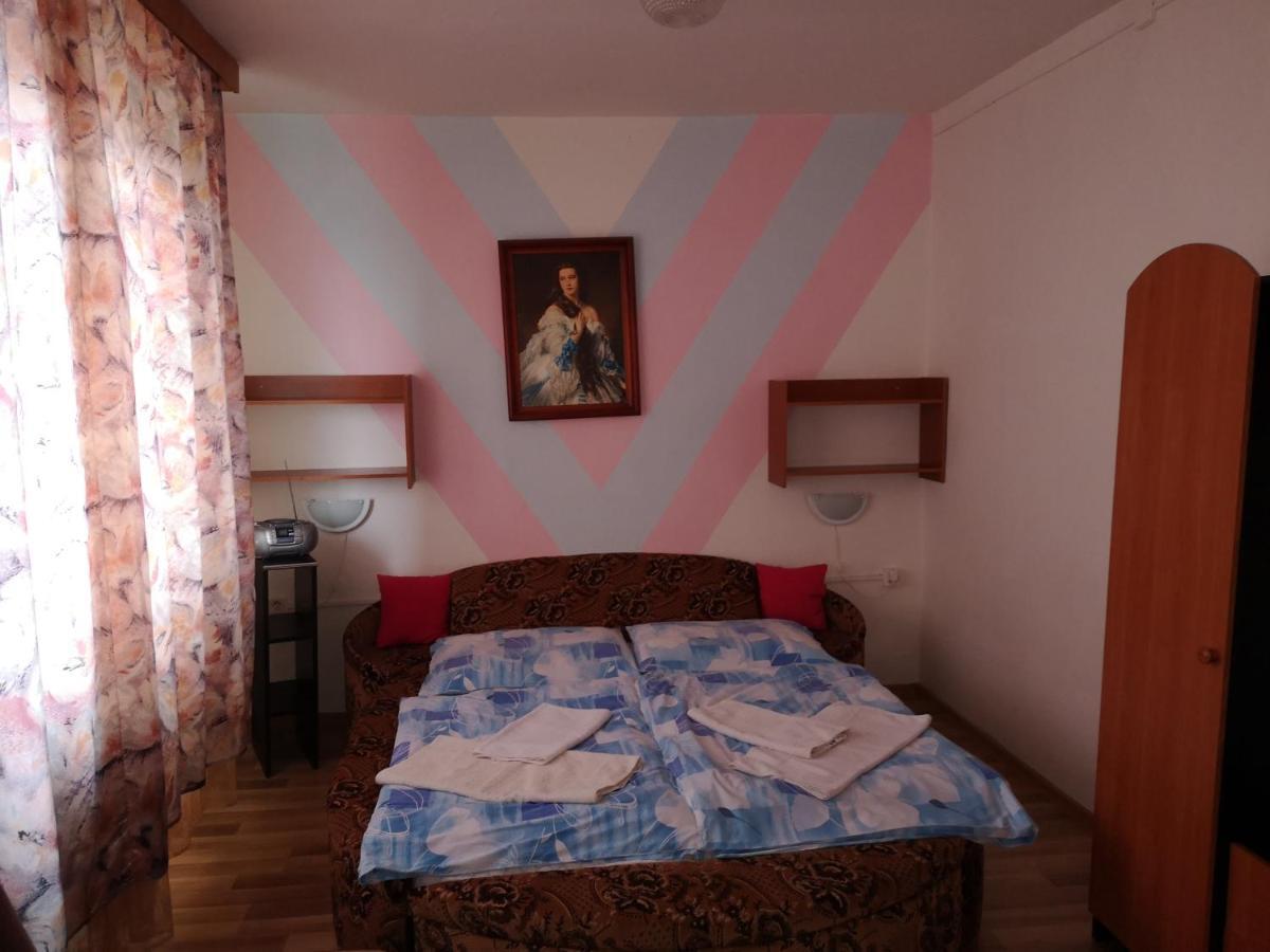 Biela Labut Hotel Михаловце Екстериор снимка