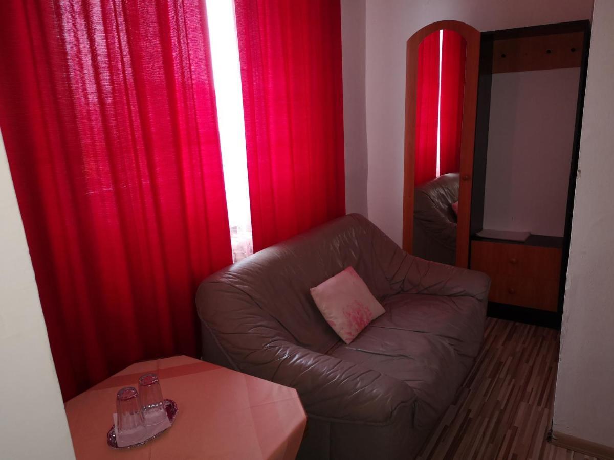 Biela Labut Hotel Михаловце Екстериор снимка