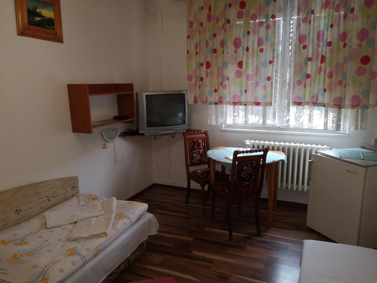 Biela Labut Hotel Михаловце Екстериор снимка