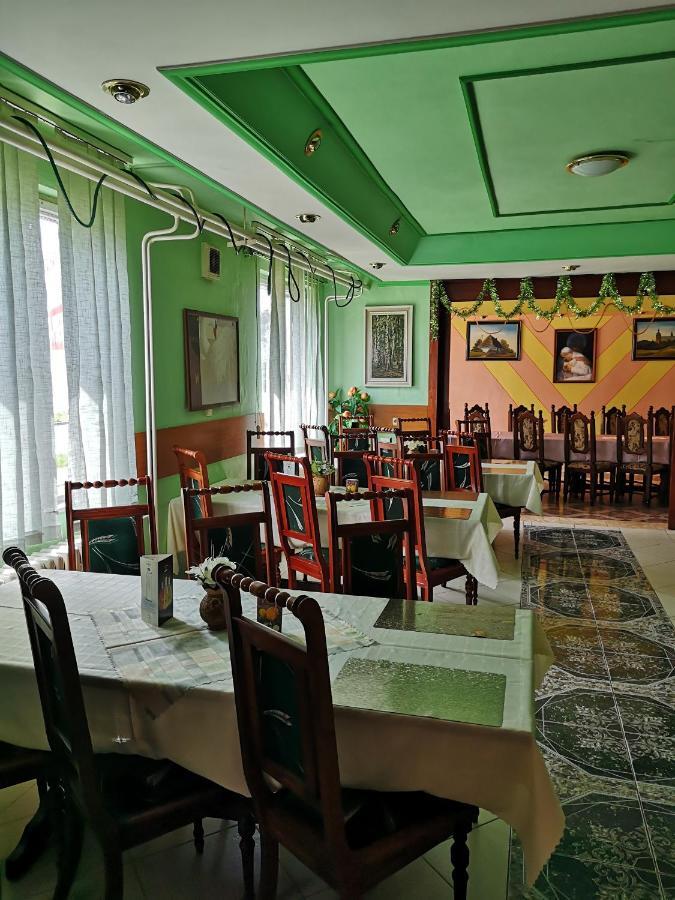 Biela Labut Hotel Михаловце Екстериор снимка