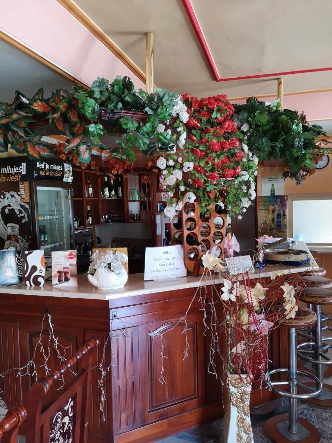 Biela Labut Hotel Михаловце Екстериор снимка