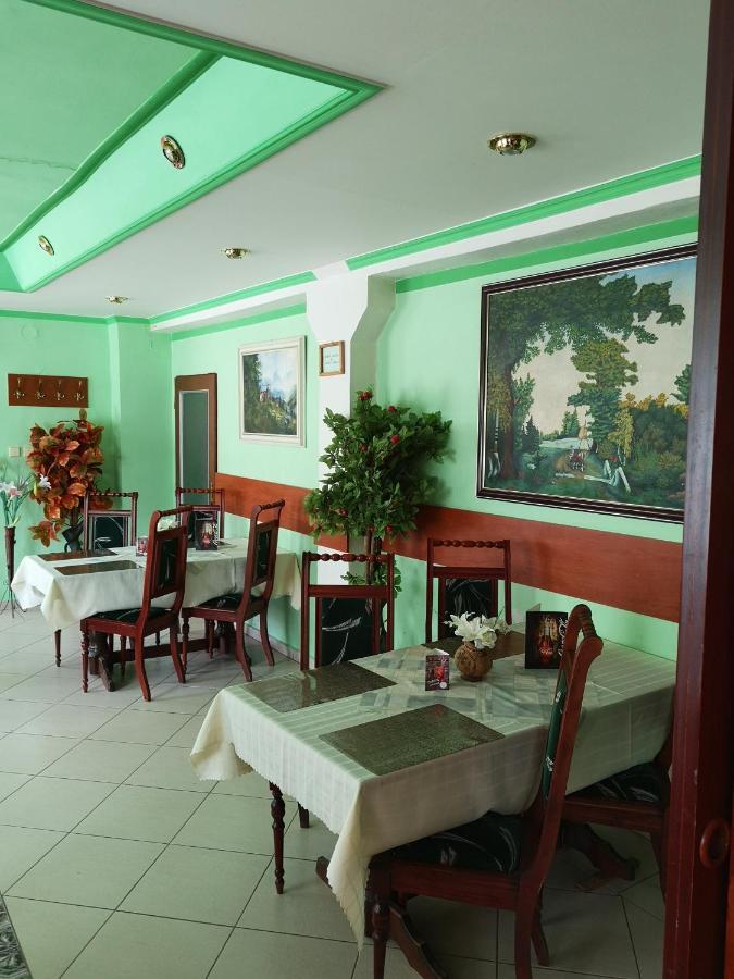 Biela Labut Hotel Михаловце Екстериор снимка
